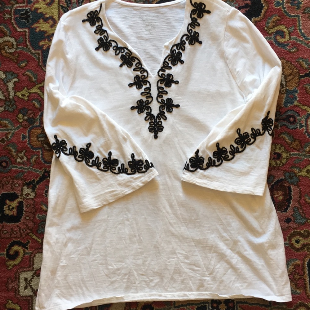 Chico’s white knit top with black embroidery